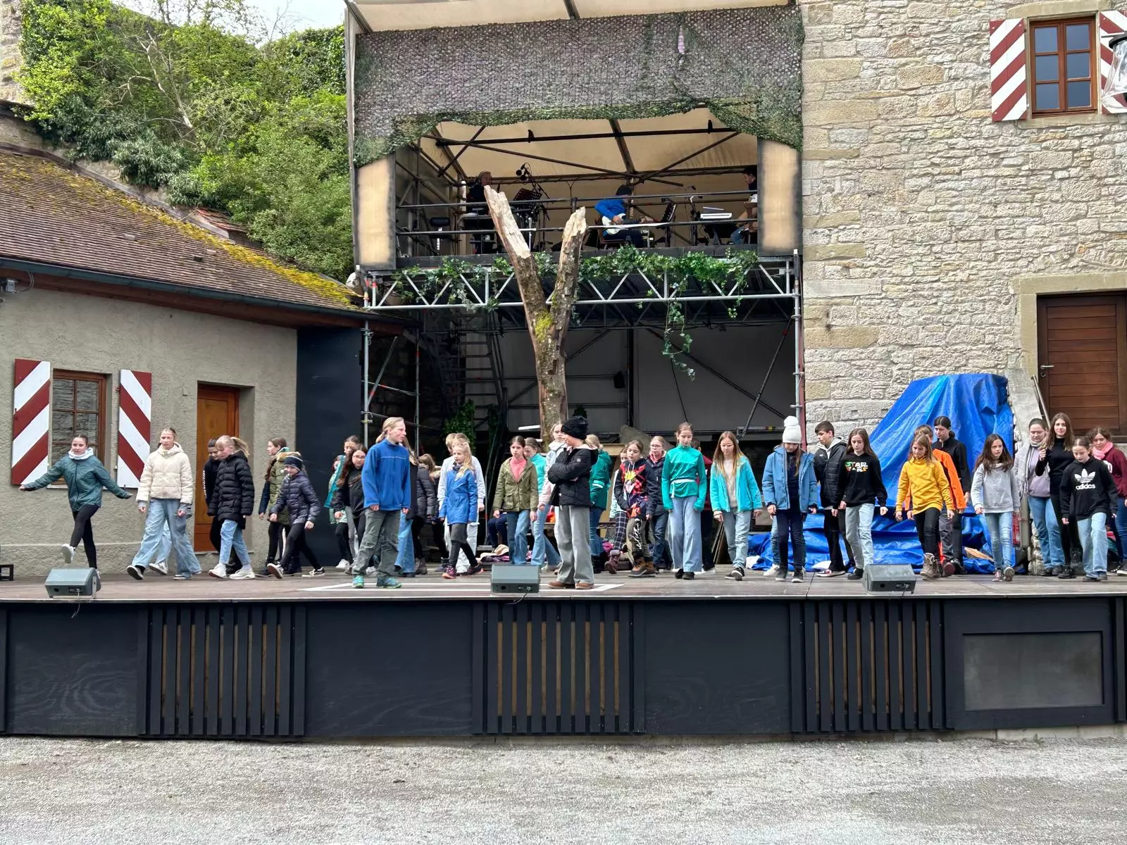 70 Kinder und Jugendliche auf der Bühne der Burg Brattenstein in Röttingen
